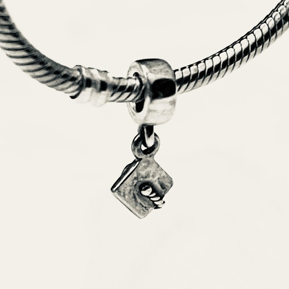 Pandora dangle graduation cap charm - Picture 3 of 8